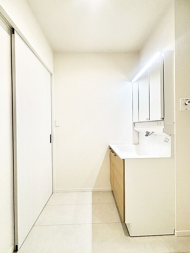 清潔感のある快適空間です。毎日の身支度も気持ち良くお使い頂けます。