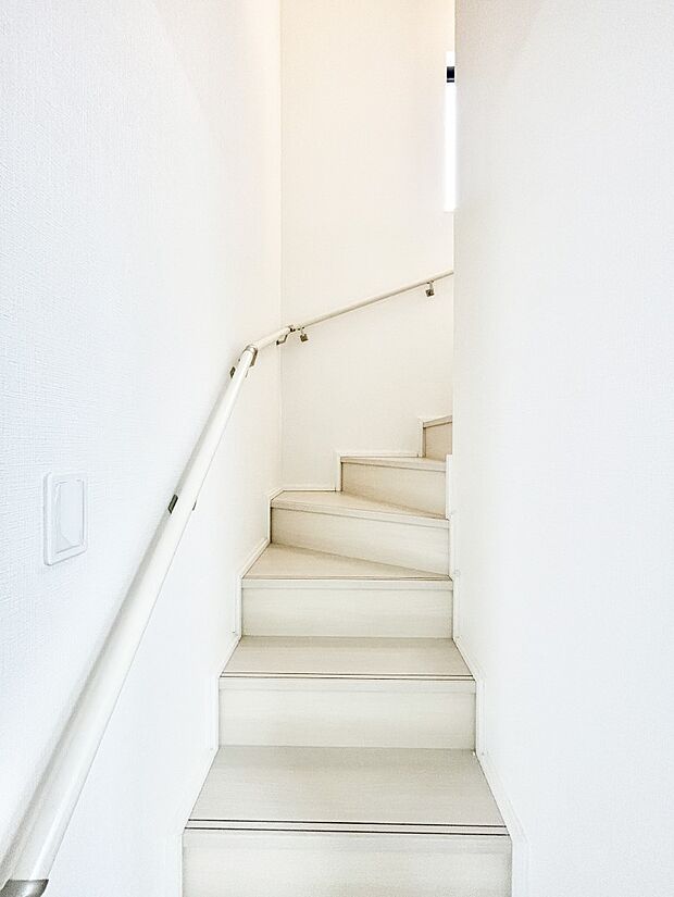 安全性を考慮し階段には手すりを設置しています