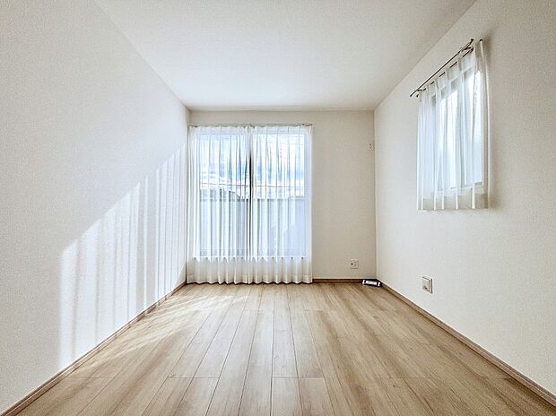 明るいバルコニーサイドに洋室を設置。目覚めの良い寝室に。