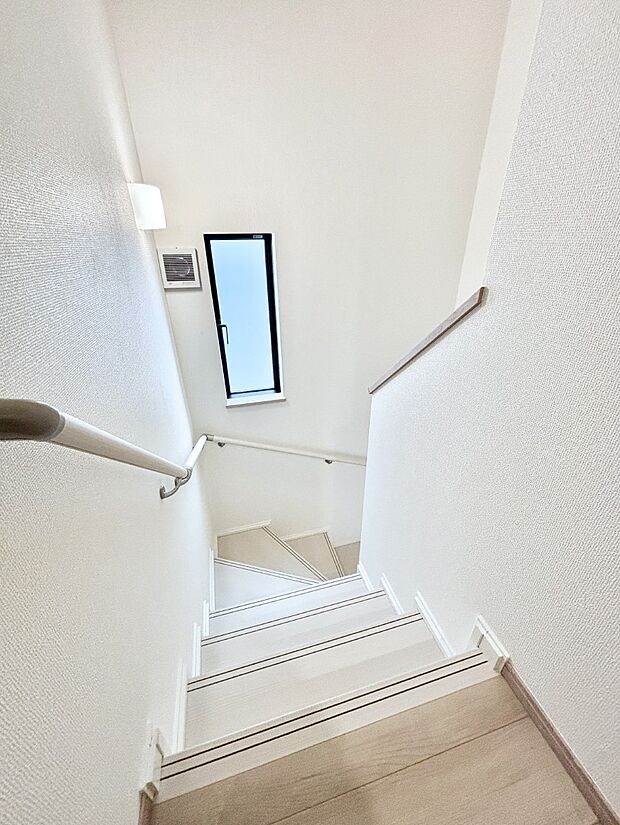 安全性を考慮し階段には手すりを設置しています