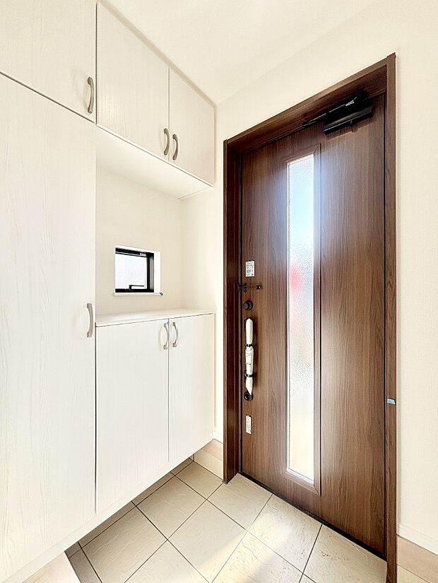 ガラススリットの入った玄関ドアが室内に光を届けてくれます