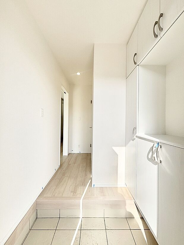 飾り棚を利用して、お越しいただくお客様をおもてなしできます。