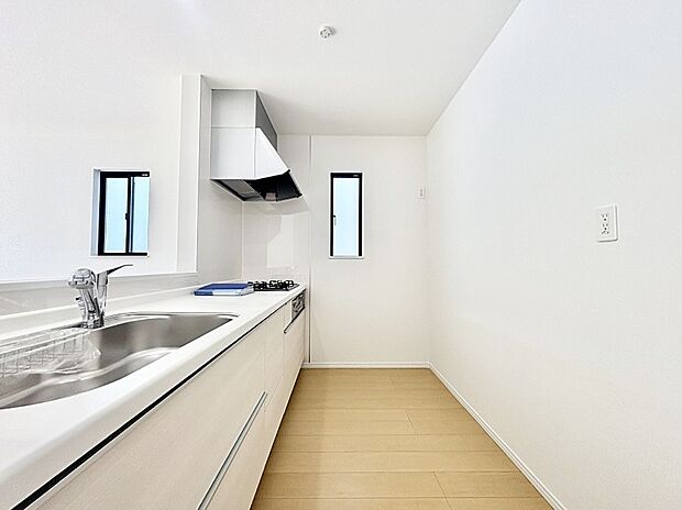 爽やかな風が通り抜けるキッチン。窓があるので明るく換気にも役立ちます。