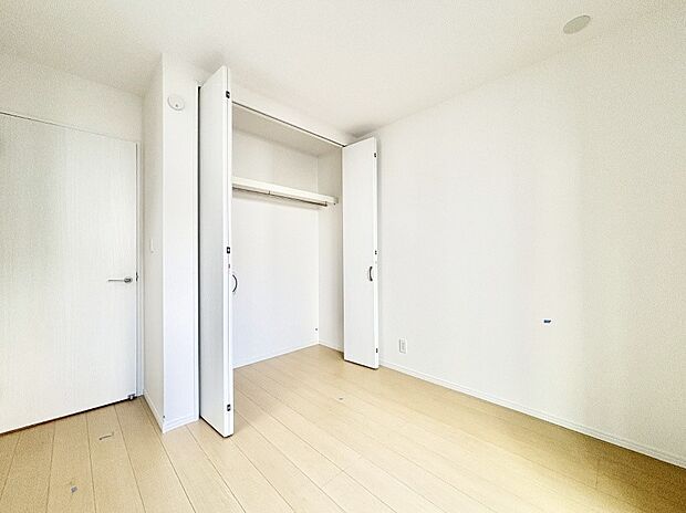 お子さまのお部屋としても！衣類の整理整頓に便利なクローゼット付きの洋室！