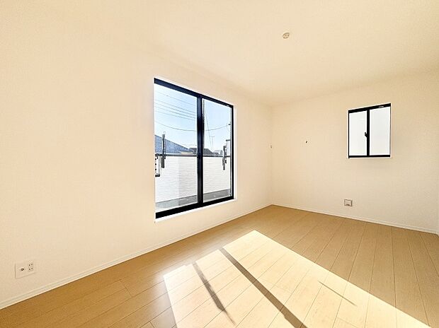 バルコニーが開放感をプラスしてくれる洋室