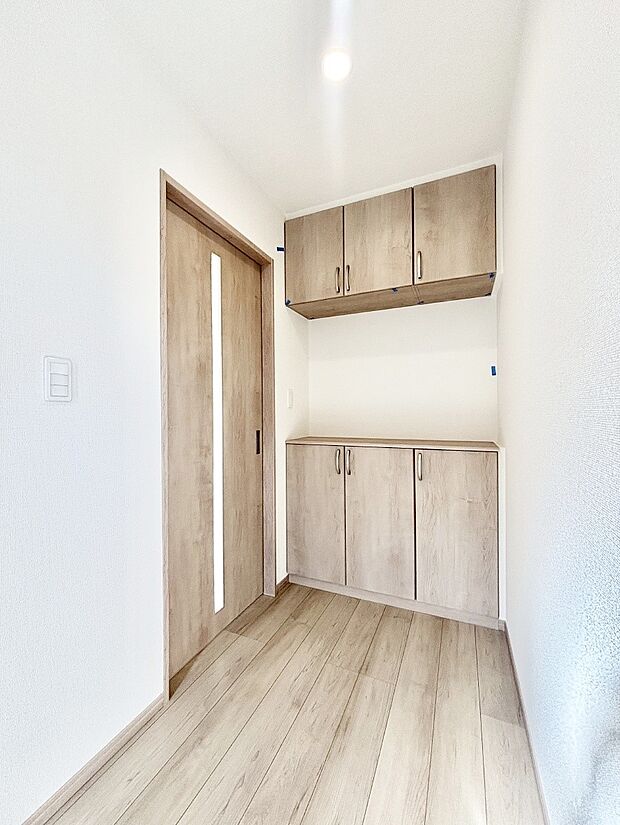 飾り棚を利用して、お越しいただくお客様をおもてなしできます。