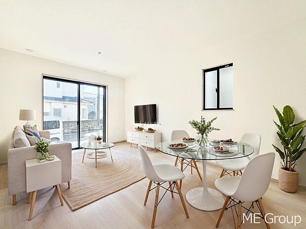 ご家族の賑やかな話し声で包まれる明るいリビング  ※家具はCGです