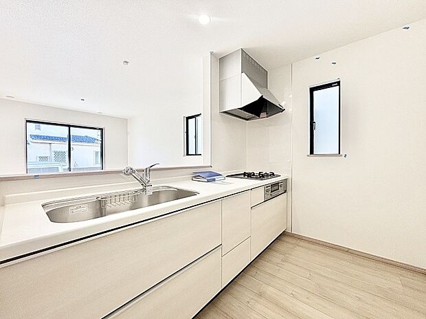 爽やかな風が通り抜けるキッチン。窓があるので明るく換気にも役立ちます。