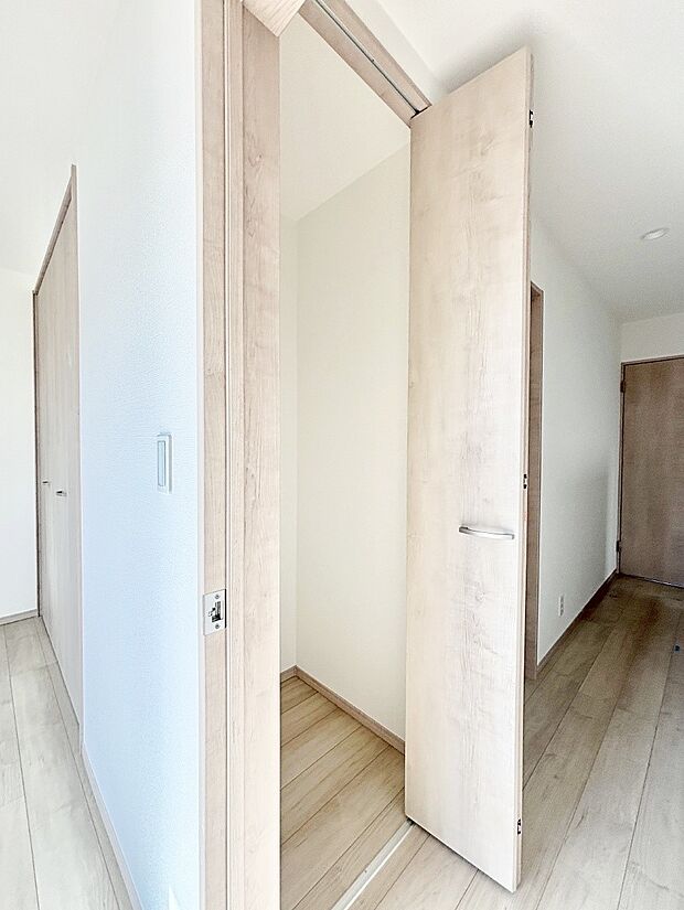 2階廊下収納には掃除用品や日用品のストックなどを収納できます。