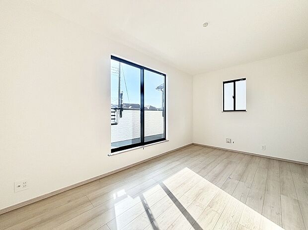 明るいバルコニーサイドに洋室を設置。目覚めの良い寝室に。