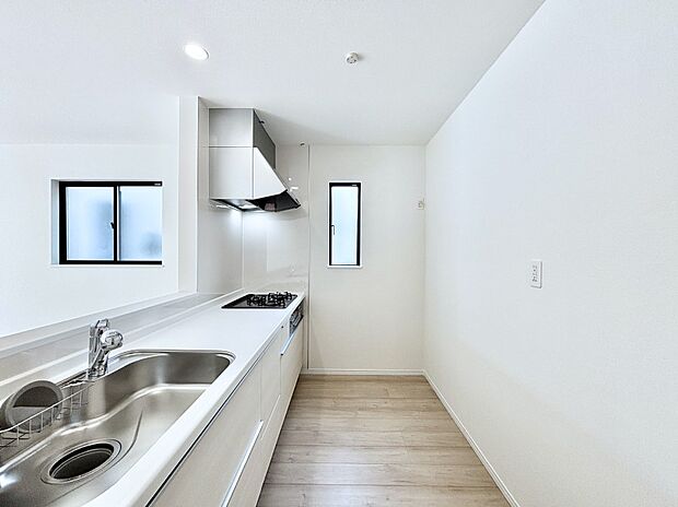 爽やかな風が通り抜けるキッチン。窓があるので明るく換気にも役立ちます。