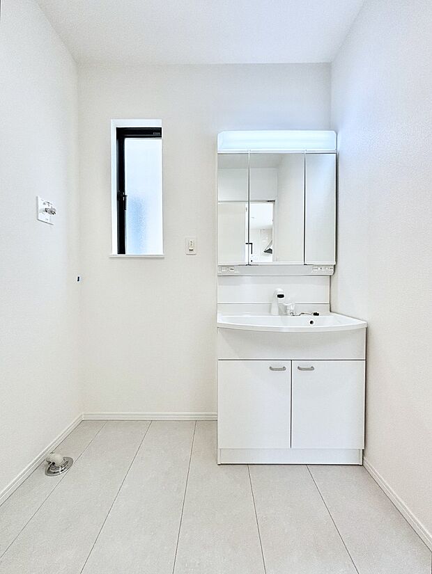 大きく見やすい三面鏡で清潔感ある洗面台は、身だしなみチェックや肌のお手入れにおすすめです。 