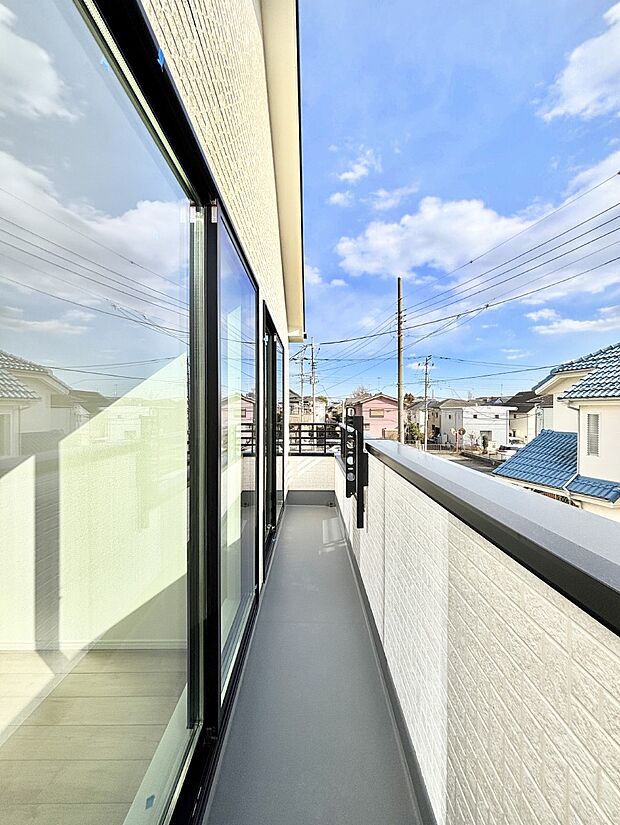 ゆったりバルコニーだから沢山お洗濯ものを干せます。