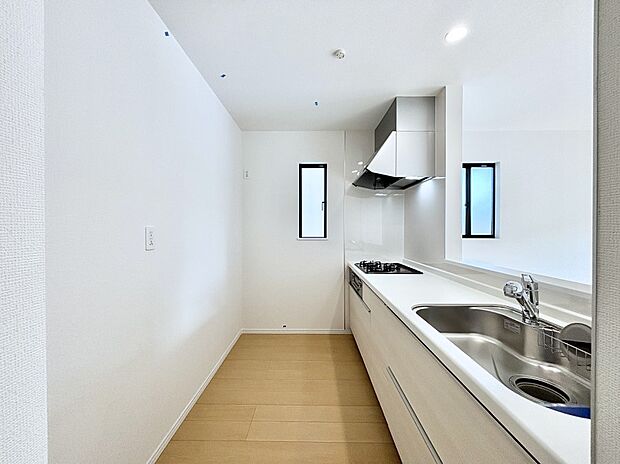 爽やかな風が通り抜けるキッチン。窓があるので明るく換気にも役立ちます。