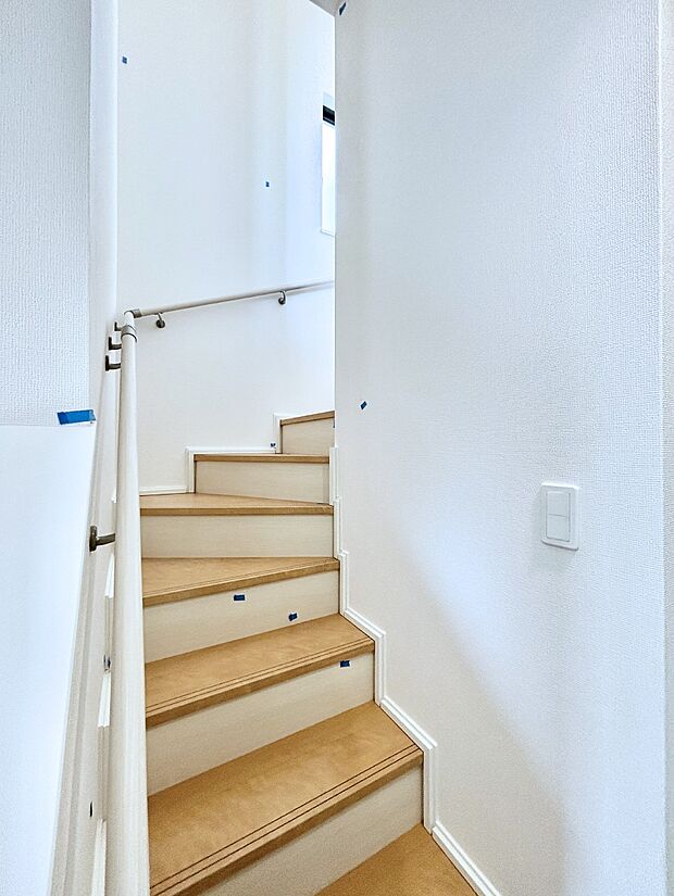 安全性を考慮し階段には手すりを設置しています