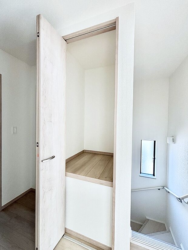 2階廊下収納。いくつあってもうれしい収納スペース