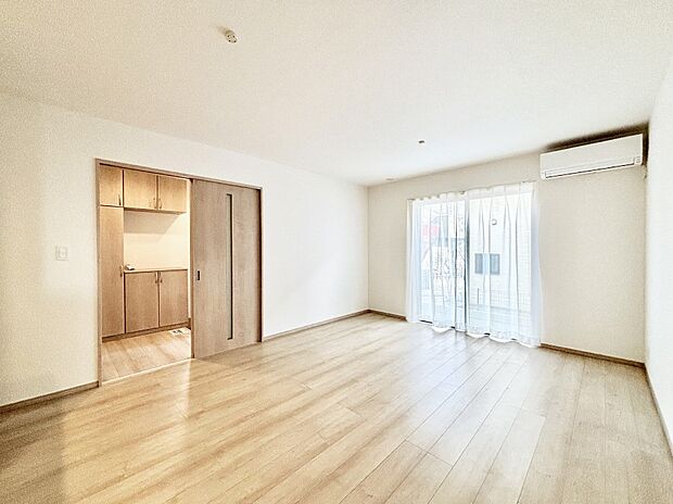 日当たりの良いリビング。お気に入りのグリーンを飾れば更に心地よさがアップ!