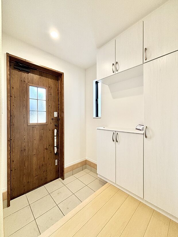 飾り棚を利用して、お越しいただくお客様をおもてなしできます。