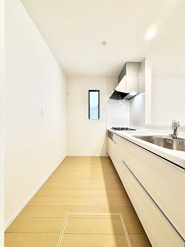 爽やかな風が通り抜けるキッチン。窓があるので明るく換気にも役立ちます。