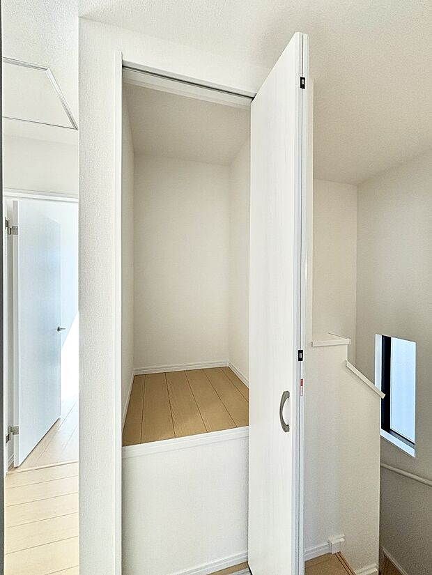 2階廊下収納。いくつあってもうれしい収納スペース。 