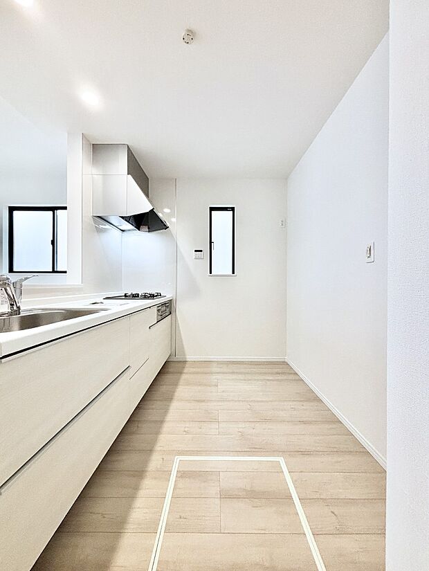 爽やかな風が通り抜けるキッチン。窓があるので明るく換気にも役立ちます。