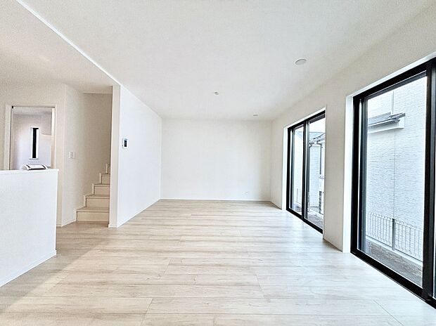 大きな窓からたっぷりの陽光と風を感じられるリビング  