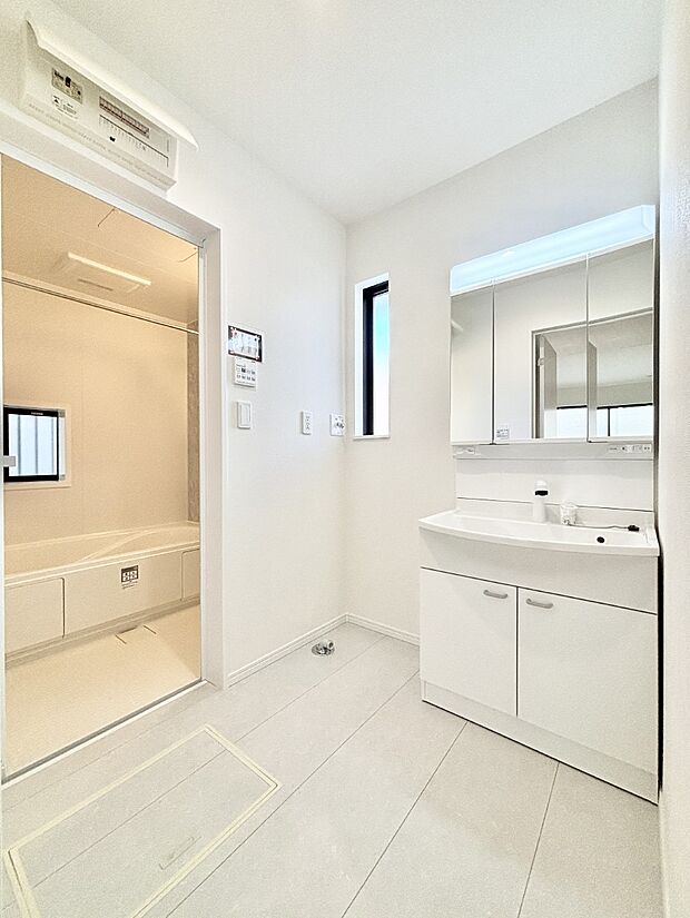 小窓がついているので湿気の多い場所でも換気が十分行えます。毎日の身支度を気持ち良く！