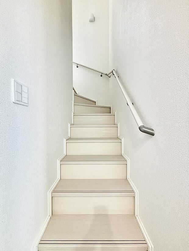 安全性を考慮し階段には手すりを設置しています