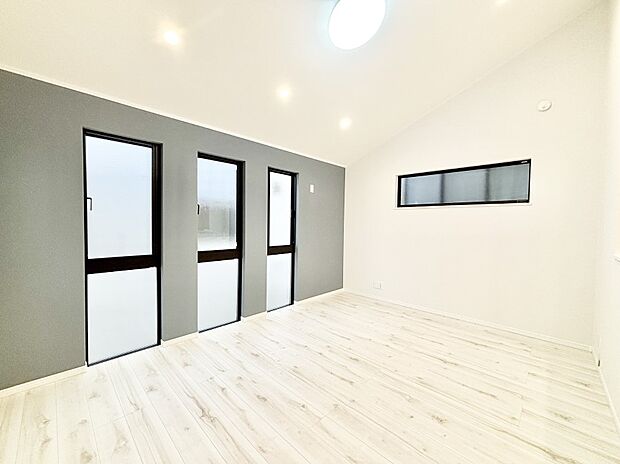 たくさんの窓からたっぷりの陽光と風を感じられるリビング