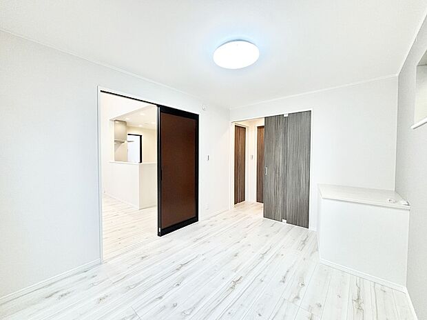 リビングの延長としても利用できる開放感あるお部屋