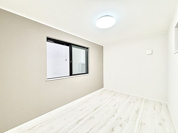 窓からのやさしい光が心地よいプライベートルーム