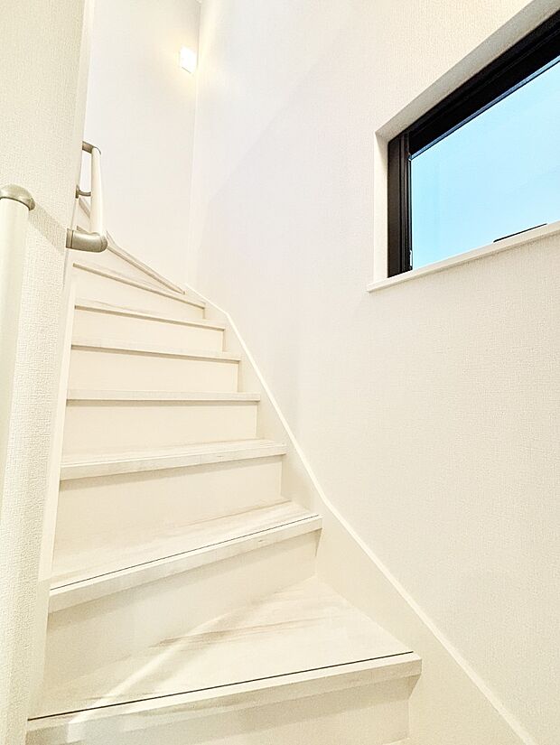 階段は手すり付きなので小さなお子さまやご高齢の方も安心です