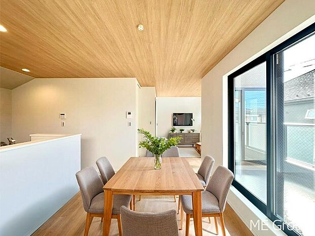 ご家族の賑やかな話し声で包まれる明るいリビング ※家具はCGです