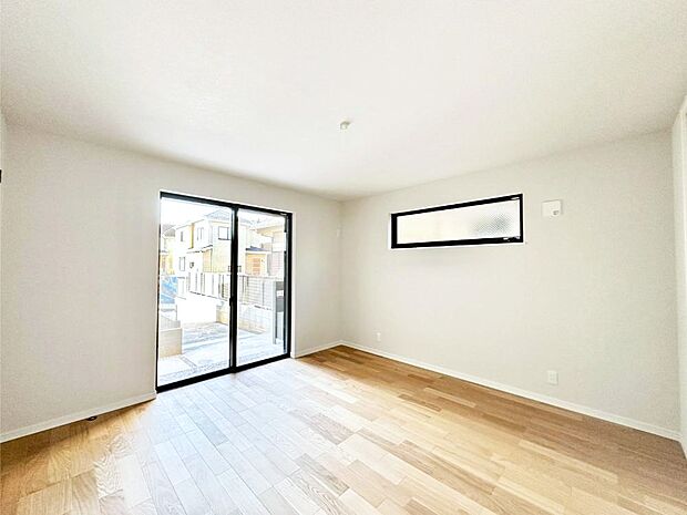 やさしい光がさしこむ居室はしっかり収納付き