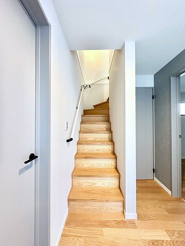 安全性を考慮し階段には手すりを設置しています