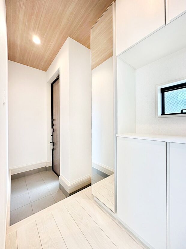 明るい玄関はお客様をお出迎えするのにぴったりです!