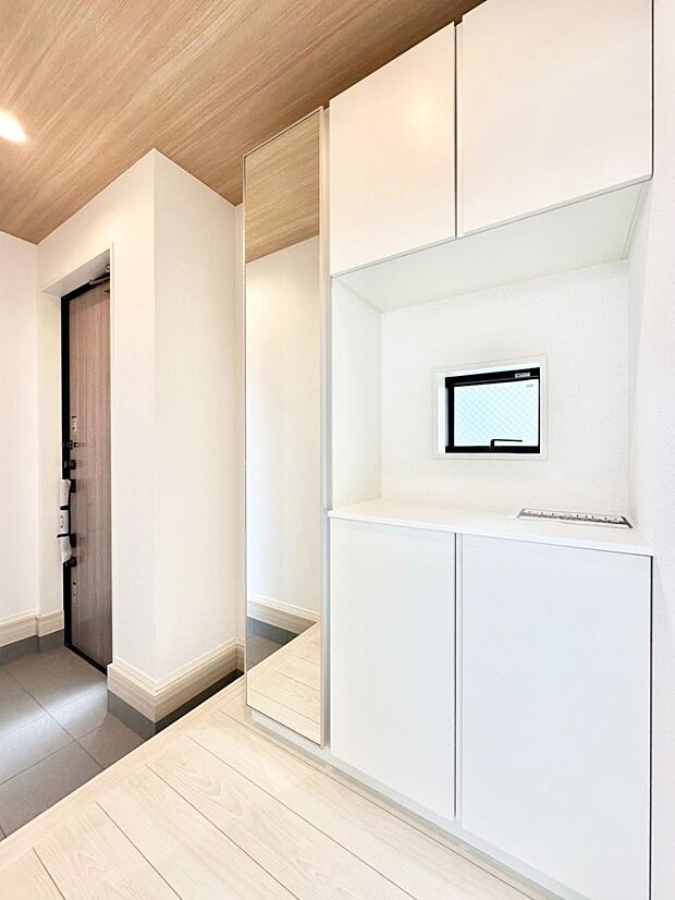 収納力のある下駄箱付!棚にはお気に入りの写真やコレクションをデコレーション!