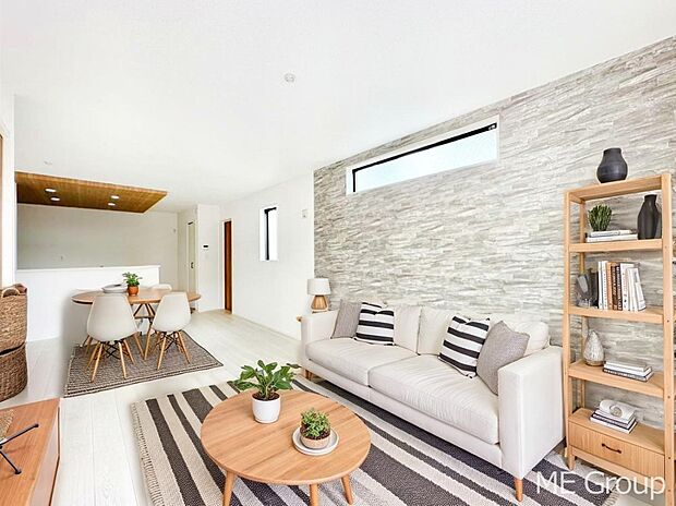 アクセントクロスがお洒落なリビング　※家具はCGです