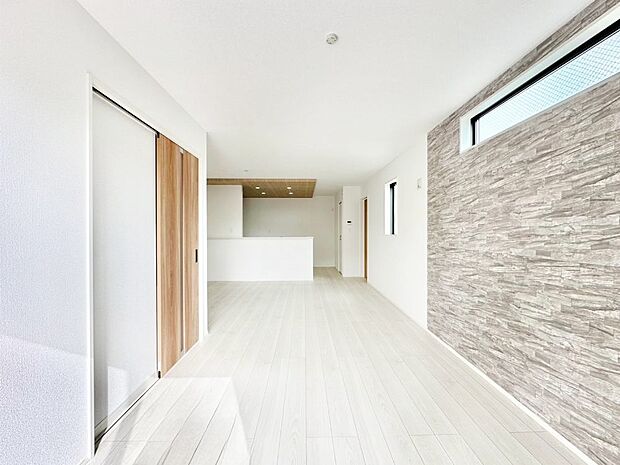 明るい陽光が注ぎ、寛ぎの雰囲気に満たされるリビング・ダイニング。