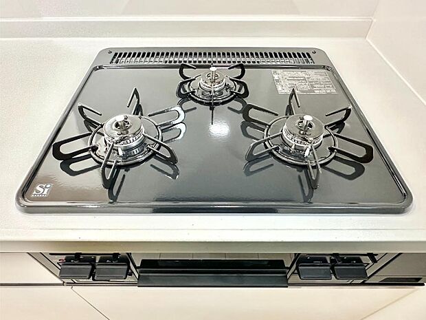 ガスコンロはＳｉセンサー搭載。火力調節や焦げ付き・消し忘れも防いでくれます。