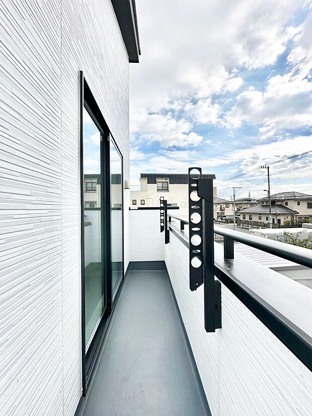 暖かな陽光が降り注ぐバルコニーはお洗濯におすすめ。爽やかな風も心地よいです。 