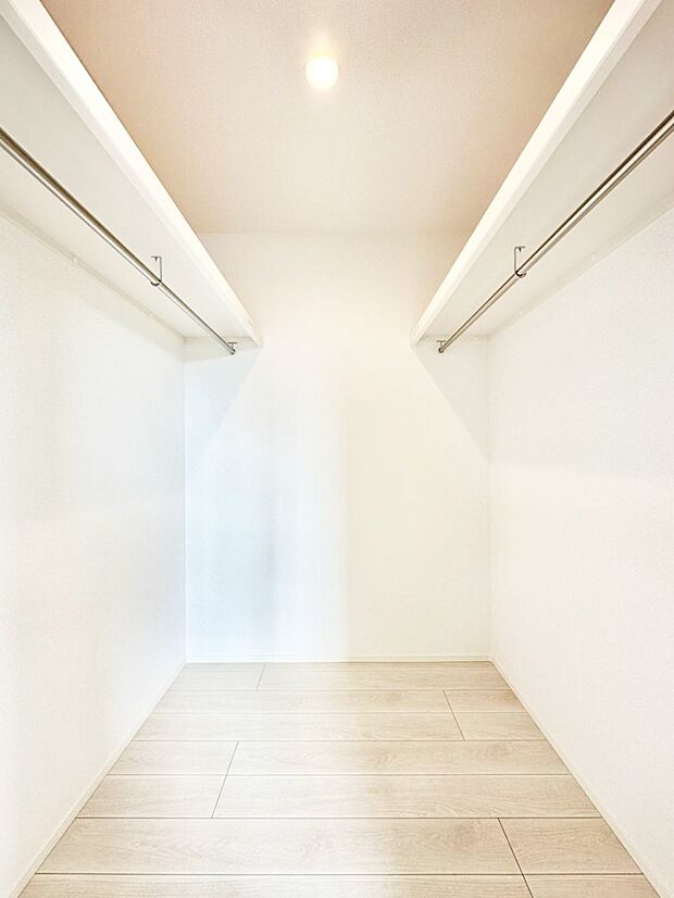 衣類をハンガーに掛けたまま収納できるWIC。衣類の整理整頓がしやすくて便利です!