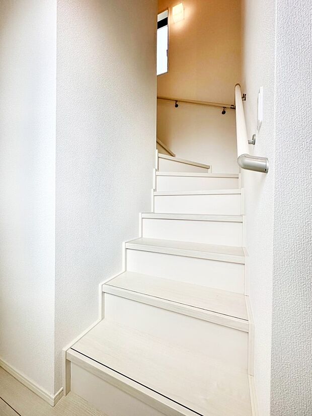 安全性を考慮し階段には手すりを設置しています