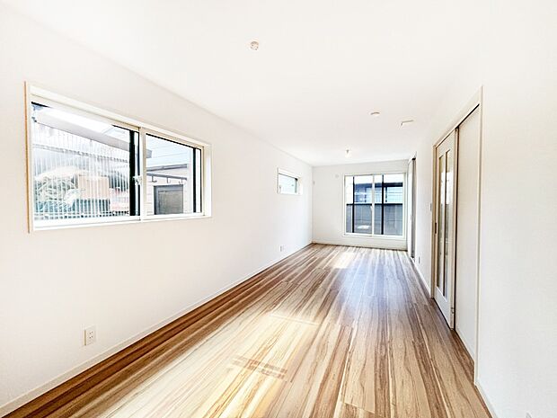 家族団らんの時間も増えそうなくつろぎのリビングダイニング。