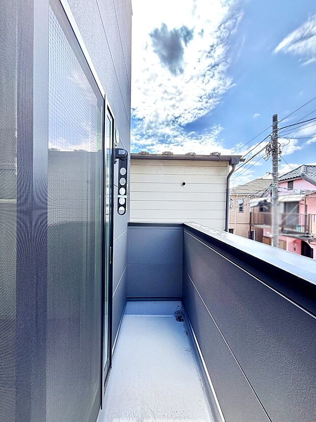 ゆったりバルコニーだから沢山お洗濯ものを干せます。