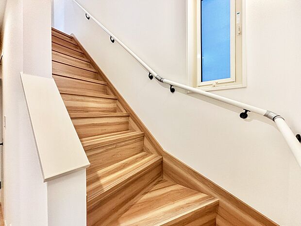 安全性を考慮し階段には手すりを設置しています