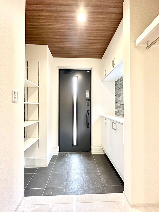 明るい玄関はお客様をお出迎えするのにぴったりです！ 