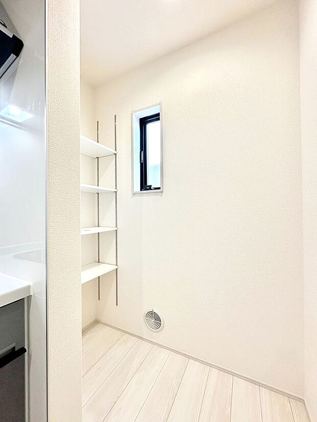 キッチンにはパントリー!食材のストックはもちろん、日用品の収納など使い方はいろいろ!