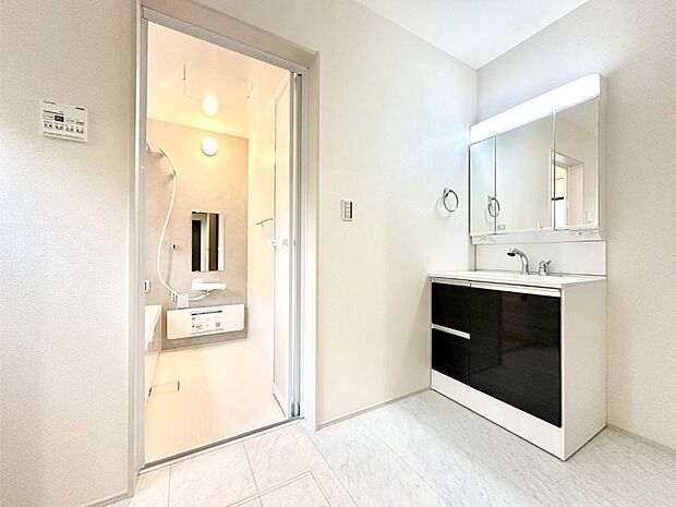 清潔感のある快適空間です。毎日の身支度も気持ち良くお使い頂けます。