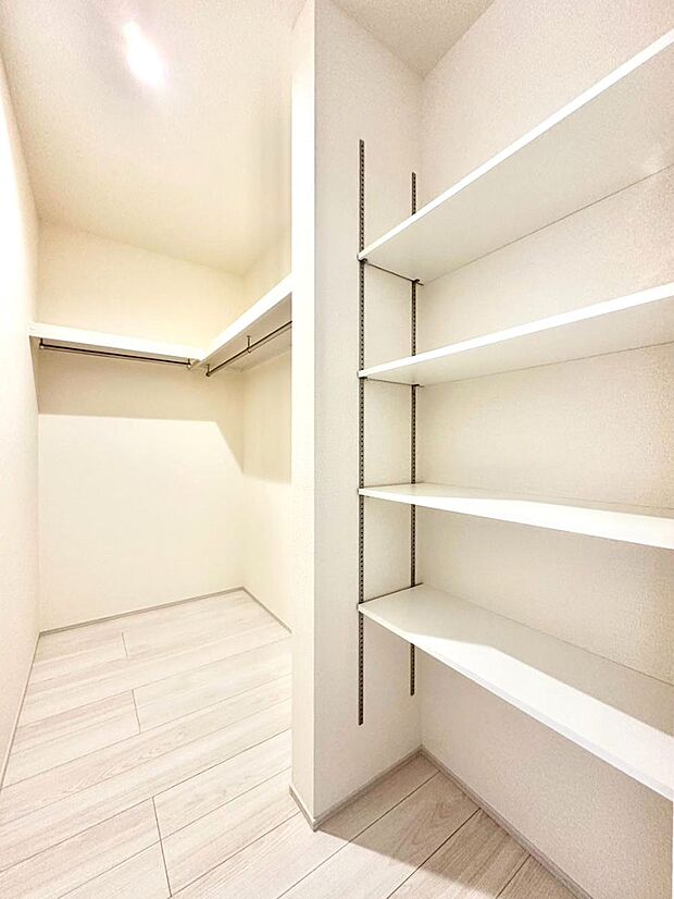 ウォークインクローゼット付きで生活空間を広く利用できます。